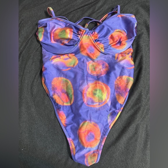 Selena Gomez Gracie One Piece - Picture 4 of 6